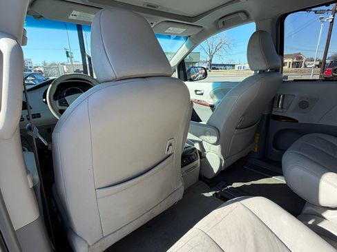 Used 2012 Toyota Sienna XLE image 11
