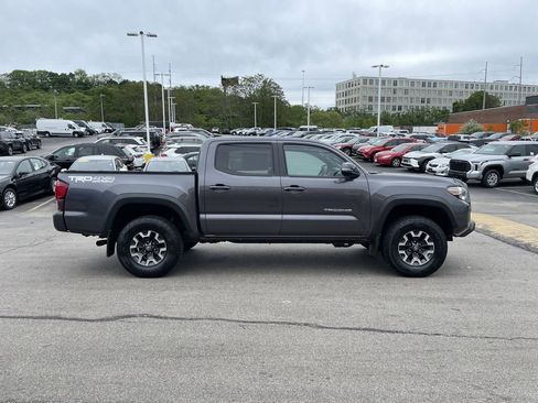 Used 2019 Toyota Tacoma TRD Off-Road w/ TRD Premium Off Road Package AWD/4WD image 7