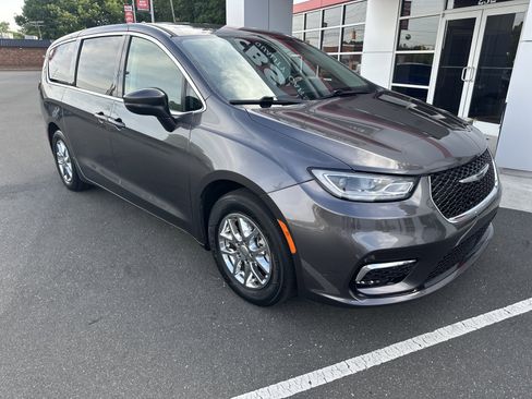 Used 2023 Chrysler Pacifica Touring-L FWD image 2