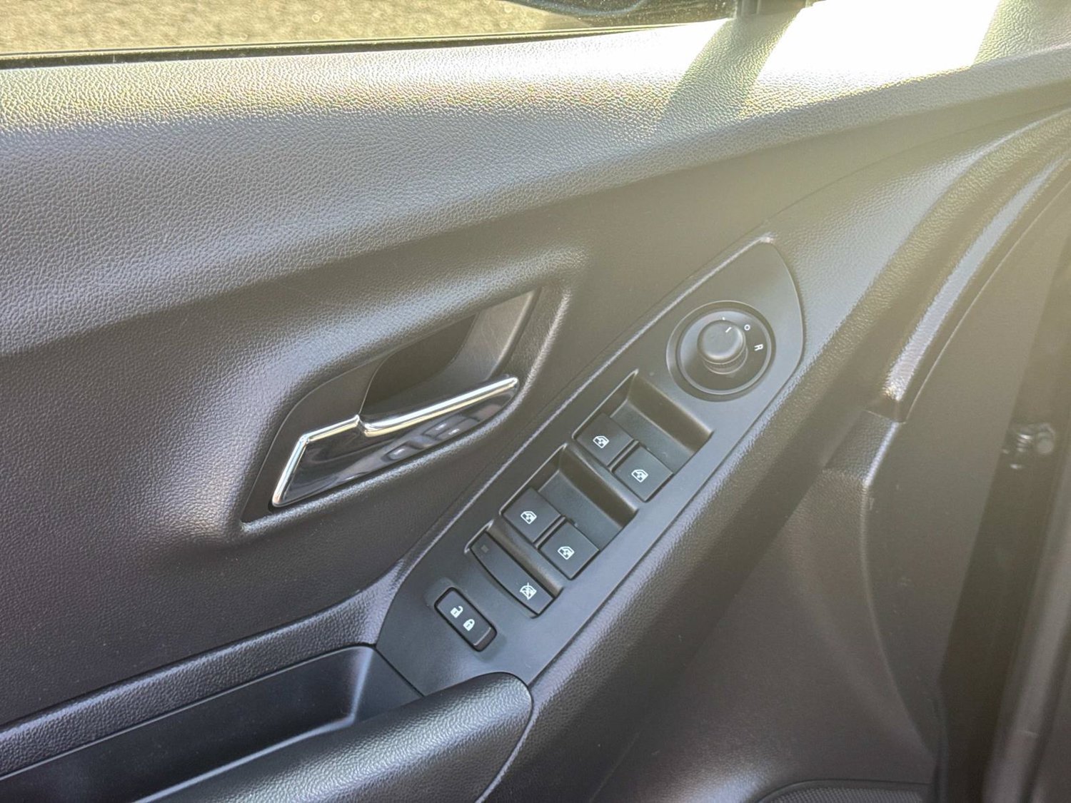 Used 2020 Chevrolet Trax LT w/ LT Convenience Package FWD image 24