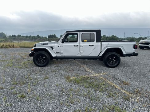 Used 2022 Jeep Gladiator Sport AWD/4WD image 2