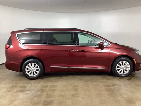 Used 2017 Chrysler Pacifica Touring-L FWD image 4