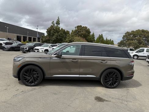 Used 2025 Lincoln Aviator Reserve w/ Equipment Group 201A AWD/4WD image 2