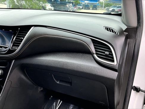 Used 2020 Chevrolet Trax LT w/ LT Convenience Package AWD/4WD image 19