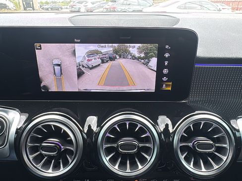 Used 2023 Mercedes-Benz GLB 250 4MATIC image 19