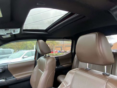 Used 2021 Toyota Tacoma Limited image 3