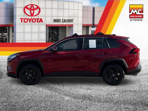 Used 2020 Toyota RAV4 XLE w/ Convenience Package FWD image 2