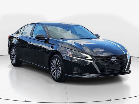 Used 2025 Nissan Altima 2.5 SV image 2