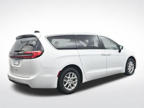 Used 2024 Chrysler Pacifica Touring-L FWD image 6