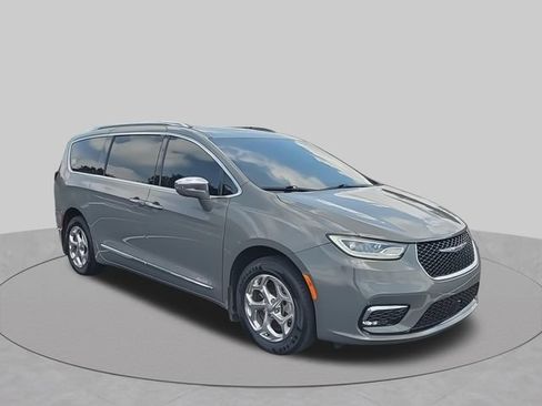 Used 2021 Chrysler Pacifica Limited AWD/4WD image 2