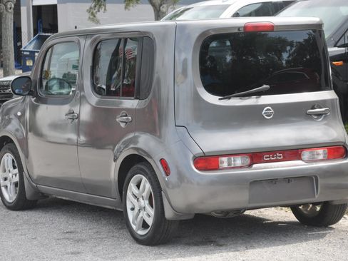 Used 2010 Nissan Cube 1.8 SL w/ Interior Designer Pkg FWD image 2