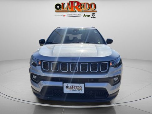 Used 2025 Jeep Compass Latitude image 2