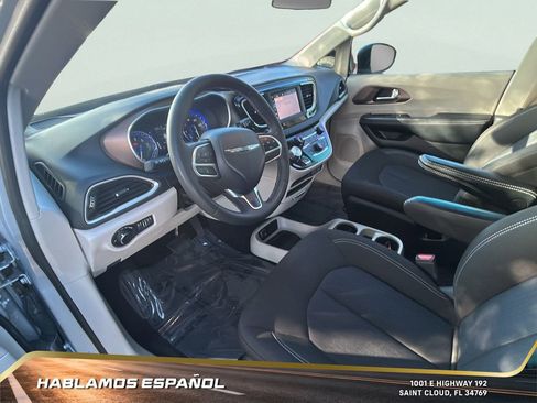 Used 2022 Chrysler Voyager LX image 15