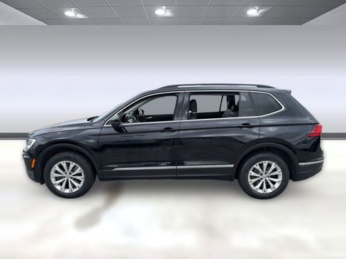 Used 2018 Volkswagen Tiguan SE w/ Panoramic Sunroof Package FWD image 2