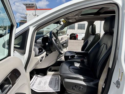 Used 2018 Chrysler Pacifica Limited FWD image 2