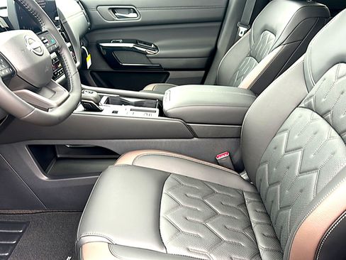 New 2026 Nissan Pathfinder Platinum w/ Cargo Package FWD image 10