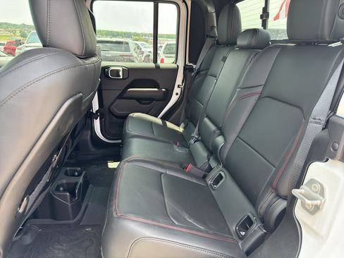 Used 2025 Jeep Gladiator Rubicon AWD/4WD image 9
