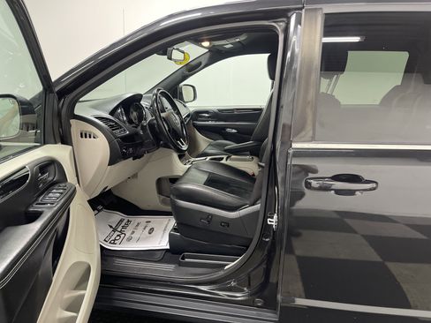 Used 2019 Dodge Grand Caravan SXT image 9