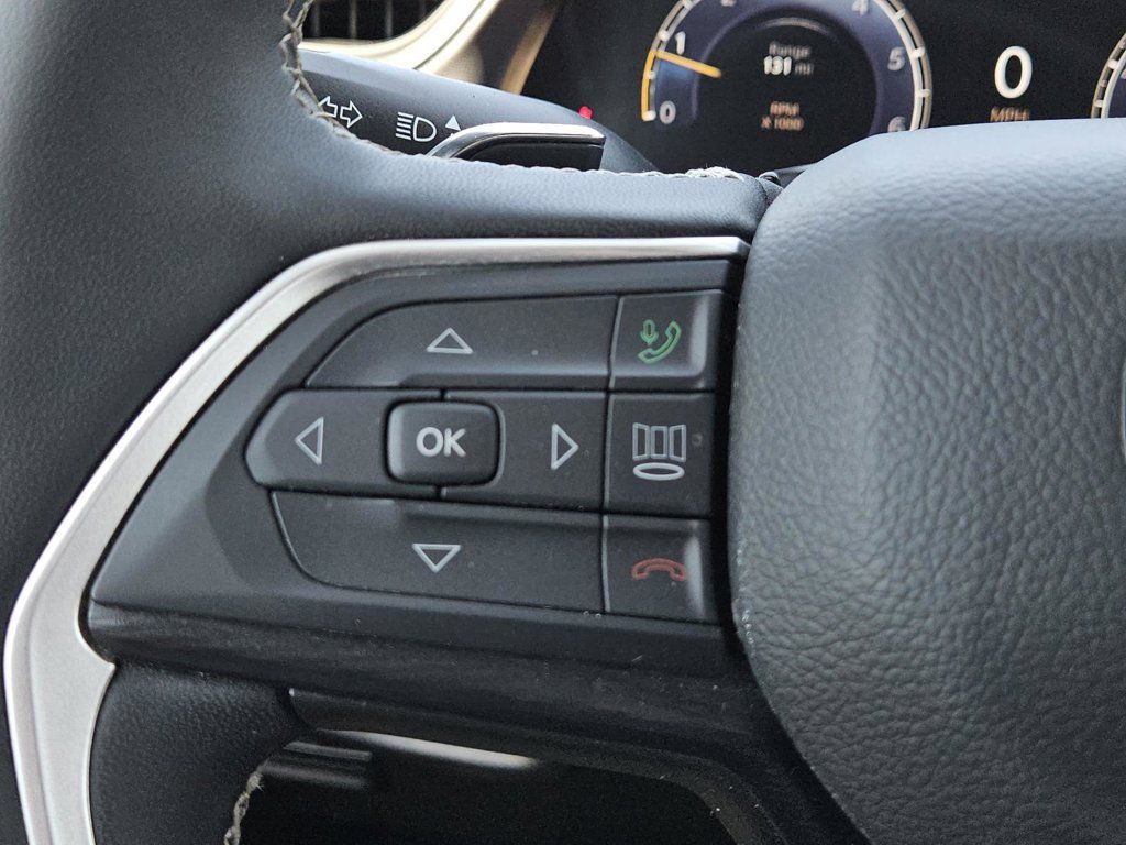Used 2025 Jeep Grand Cherokee Altitude AWD/4WD image 18