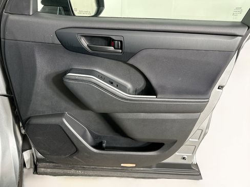 Used 2024 Toyota Highlander LE image 34