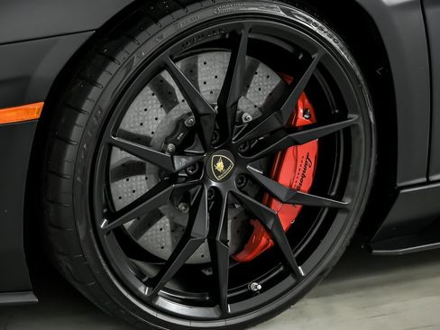 Used 2018 Lamborghini Aventador S image 19