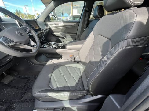 Used 2025 Volkswagen Atlas Cross Sport SE image 27