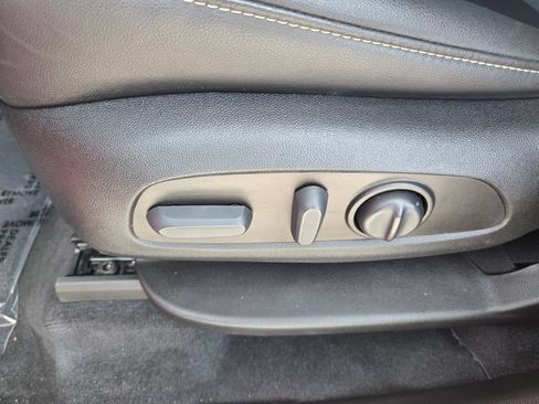 Used 2023 Chevrolet Traverse LT FWD image 5