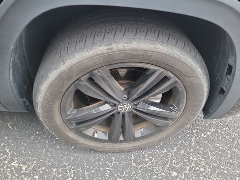 Used 2023 Volkswagen Atlas SEL R-Line AWD/4WD image 9