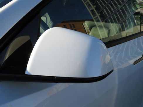 Used 2020 Tesla Model Y Long Range image 18