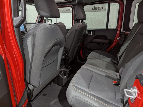 Used 2024 Jeep Wrangler Unlimited Sahara image 11