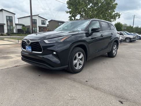 Used 2024 Toyota Highlander LE image 1