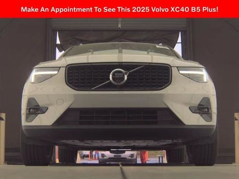 Used 2025 Volvo XC40 B5 Plus image 2