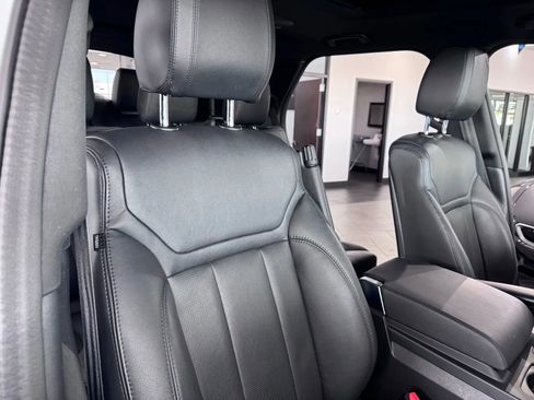 Used 2020 Land Rover Discovery Landmark image 13