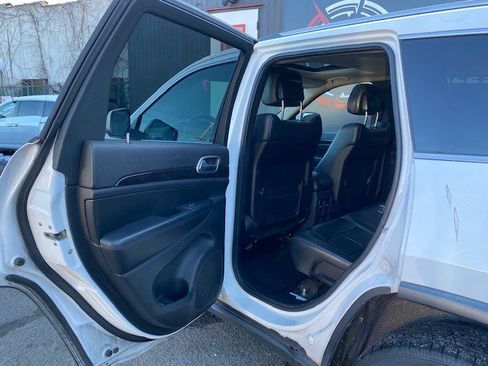 Used 2013 Jeep Grand Cherokee Laredo AWD/4WD image 11