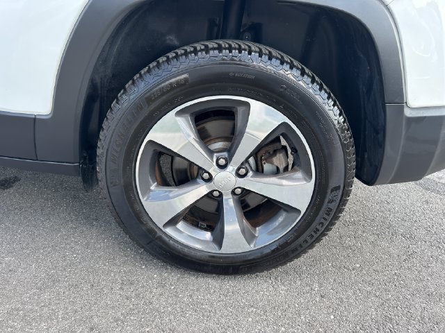 Used 2019 Jeep Cherokee Limited AWD/4WD image 36