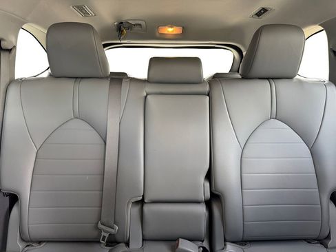 Used 2021 Toyota Highlander XLE AWD/4WD image 23