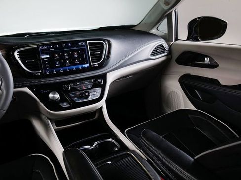 Used 2023 Chrysler Pacifica Limited FWD image 19