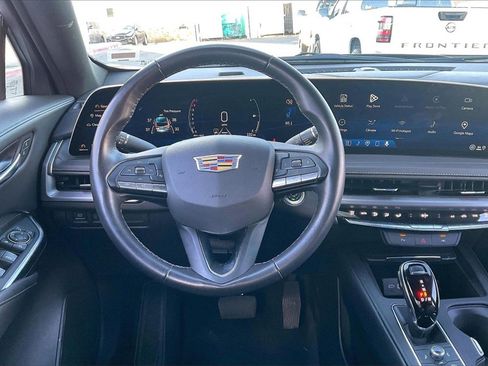 Used 2025 Cadillac XT4 Premium Luxury image 5