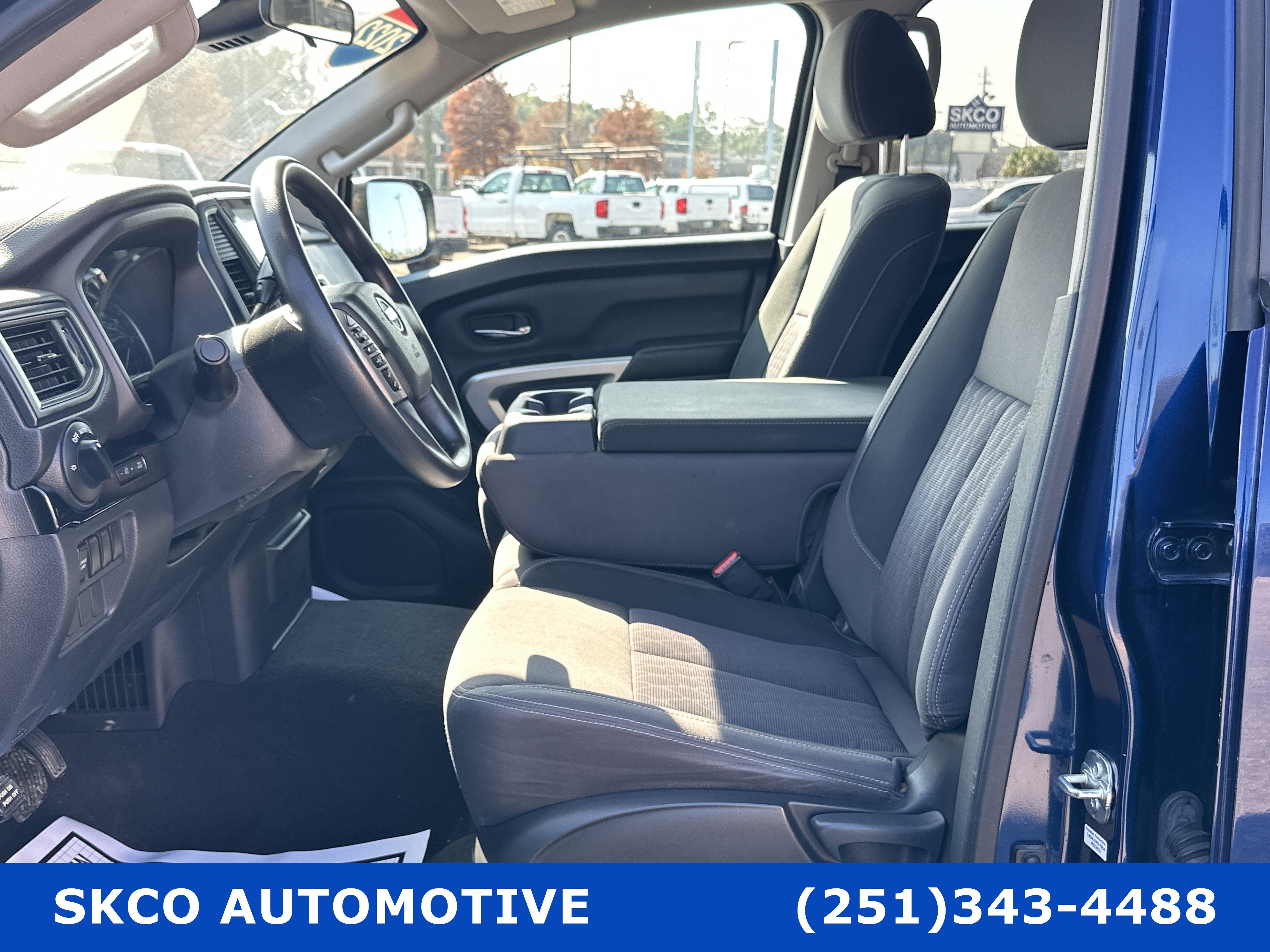 Used 2022 Nissan Titan SV RWD image 11