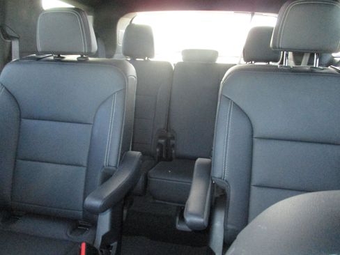 Used 2025 Chevrolet Traverse LT image 14