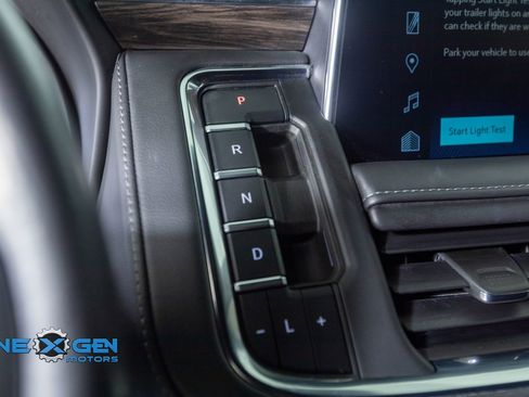 Used 2022 Chevrolet Tahoe Z71 w/ Luxury Package AWD/4WD image 17