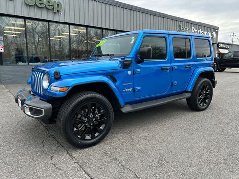 Used 2023 Jeep Wrangler Unlimited Sahara w/ Cold Weather Group AWD/4WD image 9