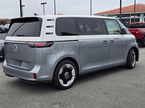 Used 2025 Volkswagen ID. Buzz Pro S Plus RWD image 4