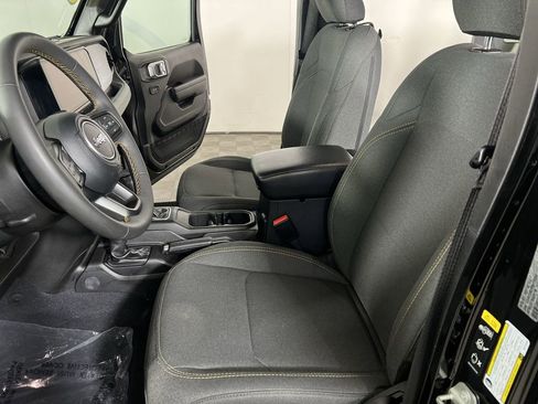 Used 2024 Jeep Wrangler Unlimited w/ Convenience Group AWD/4WD image 19