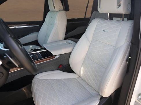 Used 2025 Cadillac Escalade ESV Premium Luxury Platinum AWD/4WD image 7