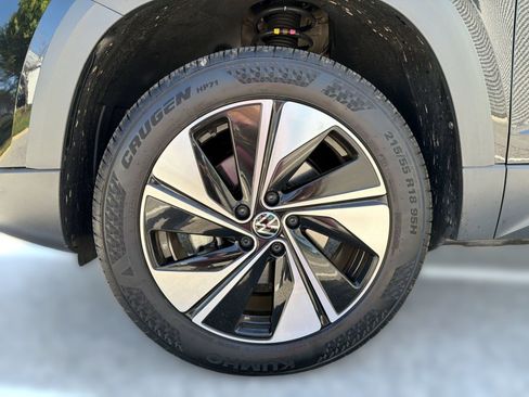 Used 2025 Volkswagen Taos SE AWD/4WD image 13