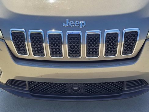 Used 2021 Jeep Cherokee Latitude Plus FWD image 3