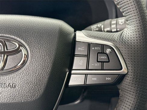 Certified 2025 Toyota Sienna Platinum image 20
