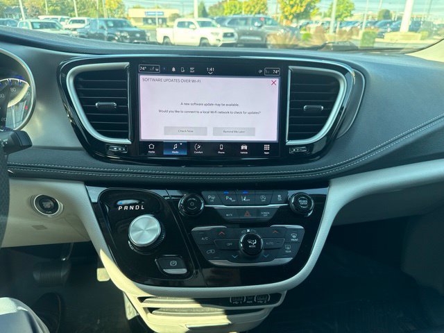 Used 2023 Chrysler Pacifica Touring-L AWD/4WD image 18