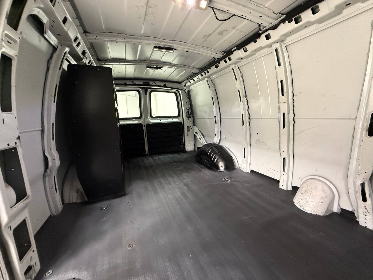 Used 2017 Chevrolet Express 2500 Extended RWD image 32